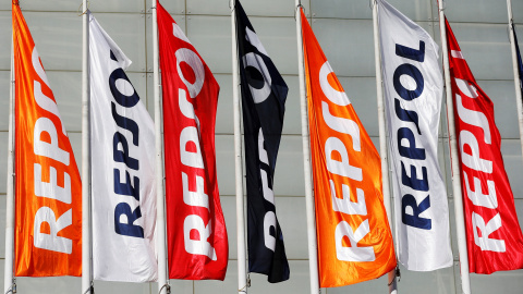 Banderolas con el logo de Repsol frente a la sede de la petrolera. REUTERS Banderolas con el logo de Repsol frente a la sede de la petrolera. REUTERS