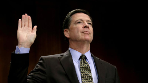 James Comey jura antes de declarar en el Senado de Estados Unidos el pasado 3 de mayo de 2017. | REUTERS James Comey jura antes de declarar en el Senado de Estados Unidos el pasado 3 de mayo de 2017. | REUTERS