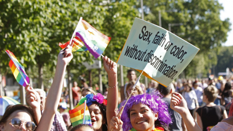 Asistentes a la mayor marcha del Orgullo Gay 2017 en el mundo, que ha partido de la glorieta de Atocha de Madrid para reivindicar la libertad sexual bajo el lema "Por los derechos LGTBI en todo el mundo". EFE/Javier López. Asistentes a la mayor marcha del Orgullo Gay 2017 en el mundo, que ha partido de la glorieta de Atocha de Madrid para reivindicar la libertad sexual bajo el lema "Por los derechos LGTBI en todo el mundo". EFE/Javier López.