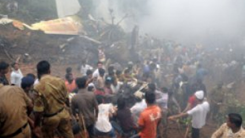 Ocho supervivientes y 158 muertos al estrellarse un avión en India Ocho supervivientes y 158 muertos al estrellarse un avión en India