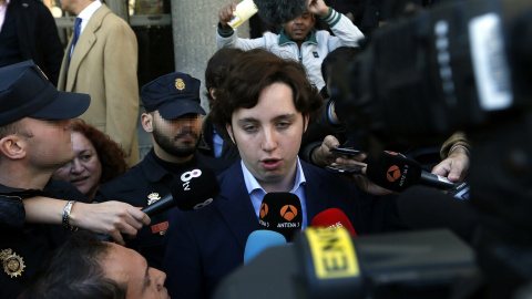 Francisco Nicolás Gómez Iglesias, conocido como el pequeño Nicolás, tras prestar declaración en los juzgados de la Plaza de Castilla, en Madrod. EFE Francisco Nicolás Gómez Iglesias, conocido como el pequeño Nicolás, tras prestar declaración en los juzgados de la Plaza de Castilla, en Madrod. EFE