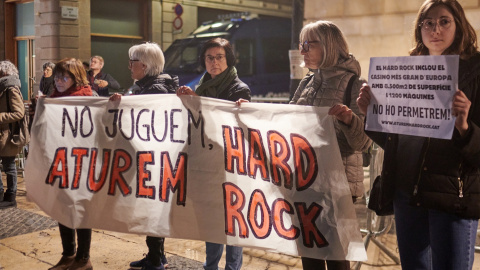 Varias personas portan pancartas contra el proyecto Hard Rock, durante una manifestación contra los macroproyectos turísticos catalanes, en Barcelona, en marzo de 2023. EUROPA PRESS/Lorena Sopêna Varias personas portan pancartas contra el proyecto Hard Rock, durante una manifestación contra los macroproyectos turísticos catalanes, en Barcelona, en marzo de 2023. EUROPA PRESS/Lorena Sopêna