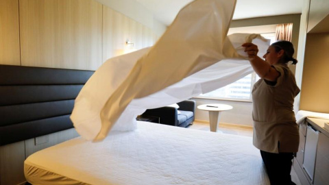 Una trabajadora del sindicato Kellys, durante su turno. REUTERS. Una trabajadora del sindicato Kellys, durante su turno. REUTERS.