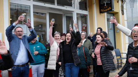 Agraciados con un quinto premio del Sorteo Extraordinario de Lotería de Navidad 2023 celebran su suerte. - Carlos Castro | Europa Press Agraciados con un quinto premio del Sorteo Extraordinario de Lotería de Navidad 2023 celebran su suerte. - Carlos Castro | EUROPA PRESS