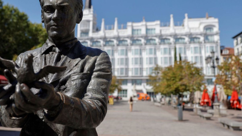 Escultura dedicada a Federico García Lorca en la madrileña Plaza de Santa Ana. EFE Escultura dedicada a Federico García Lorca en la madrileña Plaza de Santa Ana. EFE