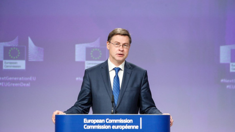 Valdis Dombrovskis, vicepresidente de la comisión Europea y Comisario europeo del Euro y de Diálogo Social, en una rueda de prensa en Bruselas. EFE/EPA/ARIS OIKONOMOU Valdis Dombrovskis, vicepresidente de la comisión Europea y Comisario europeo del Euro y de Diálogo Social, en una rueda de prensa en Bruselas. EFE/EPA/ARIS OIKONOMOU