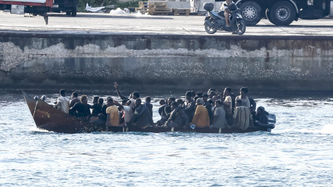 Un patera con migrantes llega al puerto de Favaloro, en la isla de Lampedusa. EUROPA PRESS/Cecilia Fabiano/Zuma Press Un patera con migrantes llega al puerto de Favaloro, en la isla de Lampedusa. EUROPA PRESS/Cecilia Fabiano/Zuma Press