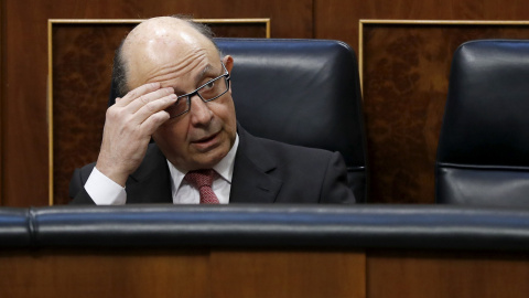 El ministro de Hacienda, Cristóbal Montoro, en su escaño del Congreso de los Diputados. EFE/Chema Moya