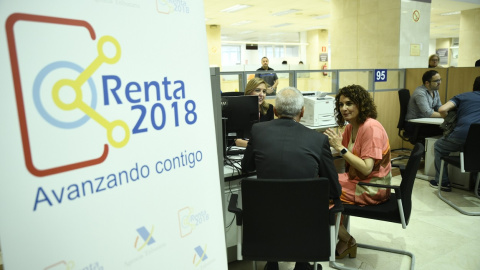 Foto de la ministra de Hacienda, María Jesús Montero, durante su vista a la delegación especial de la AEAT en Madrid con motivo de la Campaña de Renta 2018. E.P./Óscar Cañas Foto de la ministra de Hacienda, María Jesús Montero, durante su vista a la delegación especial de la AEAT en Madrid con motivo de la Campaña de Renta 2018. E.P./Óscar Cañas