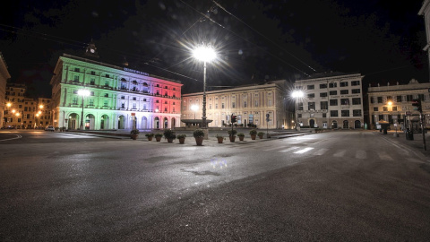 Plaza del centro de Roma, desierta por la pandemia. EFE/EPA/LUCA ZENNARO Plaza del centro de Roma, desierta por la pandemia. EFE/EPA/LUCA ZENNARO