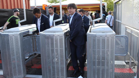 El presidente de la Generalitat, Carles Puigdemont (d), durante la visita que el mandatario catalán realizó ayer al Festival Primavera Sound, en Barcelona. EFE/Alejandro García. El presidente de la Generalitat, Carles Puigdemont (d), durante la visita que el mandatario catalán realizó ayer al Festival Primavera Sound, en Barcelona. EFE/Alejandro García.