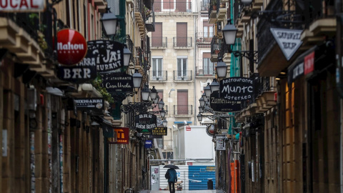 30/03/2020.- Vista de una calle de la Parte Vieja de San Sebastián donde abundan los bares y restaurantes, prácticamente desierta. / EFE - JUAN HERRERO 30/03/2020.- Vista de una calle de la Parte Vieja de San Sebastián donde abundan los bares y restaurantes, prácticamente desierta. / EFE - JUAN HERRERO