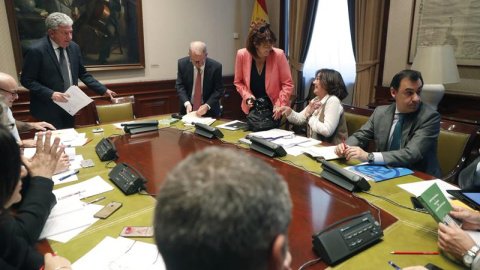 El presidente de la comisión, Pedro Quevedo (i), de Nueva Canarias, al inicio de la reunión de la Mesa y los Portavoces de la Comisión de Investigación relativa a la presunta financiación ilegal del Partido Popular, esta tarde en el Congreso de los D El presidente de la comisión, Pedro Quevedo (i), de Nueva Canarias, al inicio de la reunión de la Mesa y los Portavoces de la Comisión de Investigación relativa a la presunta financiación ilegal del Partido Popular, esta tarde en el Congreso de los D