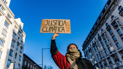 Una mujer sujeta una pancarta durante una manifestación del movimiento ‘Juventud por el Clima’, frente al Congreso de los Diputados, a 3 de marzo de 2023, en Madrid (España).- Carlos Luján / Europa Press Una mujer sujeta una pancarta durante una manifestación del movimiento ‘Juventud por el Clima’, frente al Congreso de los Diputados, a 3 de marzo de 2023, en Madrid (España).- Carlos Luján / Europa Press