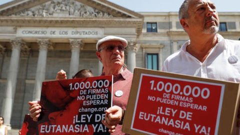 Ángel Hernández y Marcos Hourmann entregan un millón de firmsa en el Congreso para exigir una ley de eutanasia en España. / EMILIO NARANJO (EFE) Ángel Hernández y Marcos Hourmann entregan un millón de firmsa en el Congreso para exigir una ley de eutanasia en España. / EMILIO NARANJO (EFE)