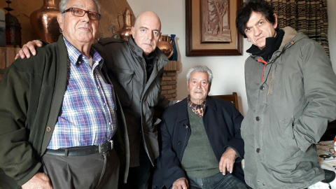 Antonio Arias, junto a Rafael y Bernardo Quero, hermanos de los guerrilleros granadinos. / LAGARTIJA NICK