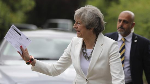 La primera ministra británica, la conservadora Theresa May, a su llegada al colegio electoral en Sonning, en el condado inglés de Berkshire (sureste de Inglaterra), durante la jornada de elecciones generales del Reino Unido. EFE