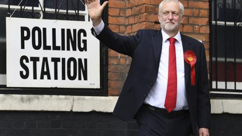 El líder laborista Jeremy Corbyn saluda tras ejercer su derecho al voto en un colegio electoral en el distrito de Islington en Londres (Reino Unido). EFE