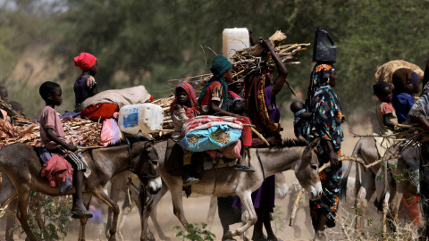 Los refugiados sudaneses que huyeron de la violencia en la región de Darfur en Sudán y los recién llegados montan en burros en busca de espacio para establecerse temporalmente, cerca de la frontera entre Sudán y Chad en Goungour, Chad, el 8 de mayo d Los refugiados sudaneses que huyeron de la violencia en la región de Darfur en Sudán y los recién llegados montan en burros en busca de espacio para establecerse temporalmente, cerca de la frontera entre Sudán y Chad en Goungour, Chad, el 8 de mayo de