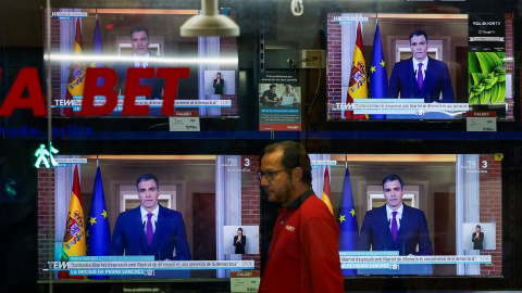 Varios monitores de televisión, en una tienda de electrodomésticos en El Masnou (Barcelona), emiten la intervención del presidente del Gobierno, Pedro Sánchez, en la que anuncia su intención de mantenerse en el cargo, tras varios días de reflexión Varios monitores de televisión, en una tienda de electrodomésticos en El Masnou (Barcelona), emiten la intervención del presidente del Gobierno, Pedro Sánchez, en la que anuncia su intención de mantenerse en el cargo, tras varios días de reflexión.