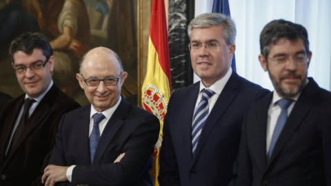 Los ministros Álvaro Nadal y Cristóbal Montoro con el secretario de Estado de Hacienda, José Enrique Fernández de Moya, y el de Presupuestos, Alberto Nadal, el día de la toma de posesión del equipo del Ministerio de Hacienda. EFE Los ministros Álvaro Nadal y Cristóbal Montoro con el secretario de Estado de Hacienda, José Enrique Fernández de Moya, y el de Presupuestos, Alberto Nadal, el día de la toma de posesión del equipo del Ministerio de Hacienda. EFE
