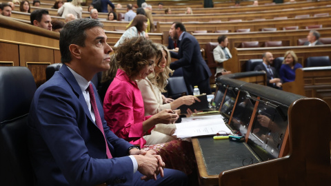 El presidente del Gobierno, Pedro Sánchez; la vicepresidenta primera y ministra de Hacienda, María Jesús Montero, y la vicepresidenta segunda y ministra de Trabajo y Economía Social, Yolanda Díaz, durante una sesión de control al Gobierno, en el Con El presidente del Gobierno Pedro Sánchez durante una sesión de control al Gobierno, en el Congreso de los Diputados, a 24 de abril de 2024, en Madrid (España).- Jesús Hellín / Europa Press