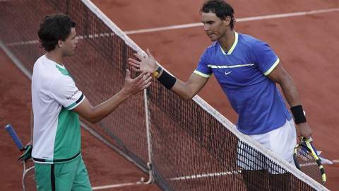El tenista español Rafael Nadal (d) saluda tras su victoria al austriaco Dominic Thiem (i) tras el partido de semifinales de Roland Garros. EFE/Yoan Valat El tenista español Rafael Nadal (d) saluda tras su victoria al austriaco Dominic Thiem (i) tras el partido de semifinales de Roland Garros. EFE/Yoan Valat