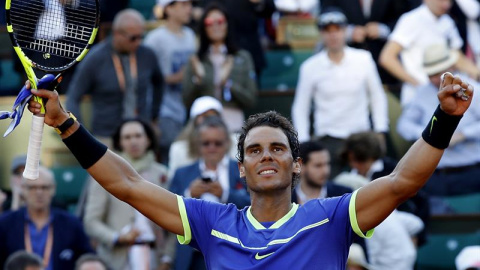 El tenista español Rafael Nadal celebra su victoria ante el austriaco Dominic Thiem tras el partido de semifinales de Roland Garros. EFE/Etienne Laurent El tenista español Rafael Nadal celebra su victoria ante el austriaco Dominic Thiem tras el partido de semifinales de Roland Garros. EFE/Etienne Laurent