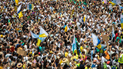 Cientos de personas protestan con carteles durante una manifestación contra el modelo turístico, a 20 de abril de 2024, en Las Palmas de Gran Canaria, Gran Canaria, Canarias (España).- Europa Press Canarias Cientos de personas protestan con carteles durante una manifestación contra el modelo turístico, a 20 de abril de 2024, en Las Palmas de Gran Canaria, Gran Canaria, Canarias (España).- Europa Press Canarias