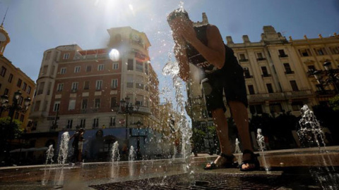 Un hombre se refresca en una fuente de Córdoba. / EFE Un hombre se refresca en una fuente de Córdoba. / EFE