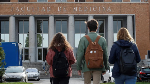 Varios alumnos se dirigen a la facultad de Medicina en la Universidad Complutense Varios alumnos se dirigen a la facultad de Medicina en la Universidad Complutense