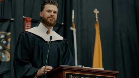 El jugador de fútbol americano Harrison Butker durante su discurso machista en el colegio Benedictine College.- Benedictine College / YouTube El jugador de fútbol americano Harrison Butker durante su discurso machista en el Benedictine College.- Benedictine College / YouTube