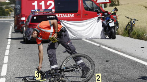 Un ciclista ha muerto tras ser atropellado por un vehículo en el término municipal navarro de Erice de Iza. EFE/Jesús Diges Un ciclista ha muerto tras ser atropellado por un vehículo en el término municipal navarro de Erice de Iza. EFE/Jesús Diges