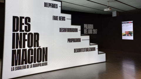 La escalera de la Desinformación en una exposición de la Fundación Telefónica.- RTVE La escalera de la Desinformación en una exposición de la Fundación Telefónica.- RTVE