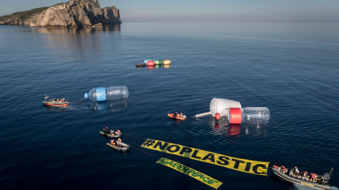 Acción de Greenpeace contra la contaminación por plásticos en el Mediterráneo. GREENPEACE Acción de Greenpeace contra la contaminación por plásticos en el Mediterráneo. GREENPEACE