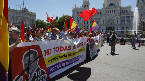 Marcha Republicana 16J convocada con motivo del décimo aniversario del reinado de Felipe VI bajo el lema "Diez años bastan" y para reivindicar "la abolición de la Corona" este domingo en Madrid. EFE/ Zipi Marcha Republicana 16J convocada con motivo del décimo aniversario del reinado de Felipe VI bajo el lema "Diez años bastan" y para reivindicar "la abolición de la Corona" este domingo en Madrid. EFE/ Zipi