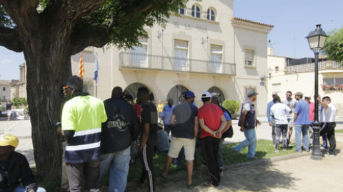 Protesta de treballadors del camp el passat dia 1 a la plaça de l'ajuntament de Seràs. SEGRE/Lleonard Delshams Protesta de treballadors del camp el passat dia 1 a la plaça de l'ajuntament de Seràs. SEGRE/Lleonard Delshams