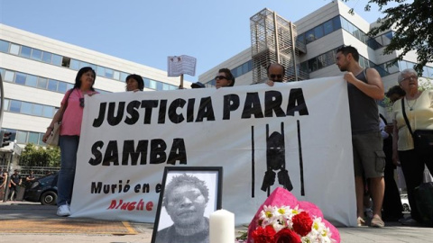 Protesta ante los juzgados donde se celebra la vista oral por la muerte en 2011 de Samba Martine tras 38 días internada en el CIE de Aluche.- MARTA JARA / EUROPA PRESS Protesta ante los juzgados donde se celebra la vista oral por la muerte en 2011 de Samba Martine tras 38 días internada en el CIE de Aluche.- MARTA JARA / EUROPA PRESS