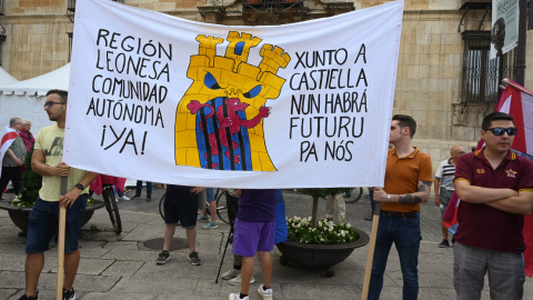 Grupos de personas participan en una concentración en apoyo a la aprobación de la declaración para la autonomía para León.- EFE/J.Casares Grupos de personas participan en una concentración en apoyo a la aprobación de la declaración para la autonomía para León.- EFE/J.Casares