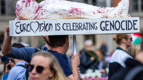 11 de mayo de 2024, Suecia, Malmö: Manifestantes llevan una escultura de un cadáver ensangrentado con la inscripción "Eurovisión está celebrando un genocidio" por el centro de la ciudad, durante una manifestación antes de la final del Festival de la 11 de mayo de 2024, Suecia, Malmö: Manifestantes portan una escultura de un cadáver ensangrentado con la inscripción "Eurovisión está celebrando un genocidio" por el centro de la ciudad, durante una manifestación antes de la final del Festival de E