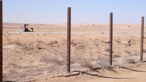 La valla que delimita la frontera entre Israel y Egipto, cerca de la ciudad de Kadesh Barnea, en el Sinaí. La valla que delimita la frontera entre Israel y Egipto, cerca de la ciudad de Kadesh Barnea, en el Sinaí.