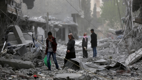 Varias personas caminan entre las ruinas del centro de Afrin, Siria. Varias personas caminan entre las ruinas del centro de Afrin, Siria.