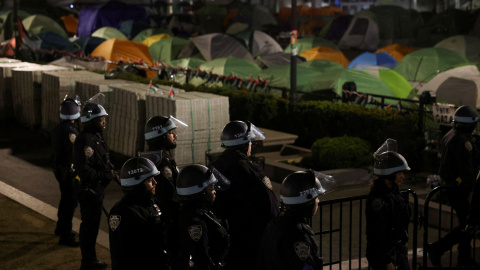 La policía cerca de un campamento de manifestantes que apoyan a los palestinos en los terrenos de la Universidad de Columbia en la ciudad de Nueva York, EE.UU., el 30 de abril de 2024. REUTERS/Caitlin Ochs La policía cerca de un campamento de manifestantes que apoyan a los palestinos en los terrenos de la Universidad de Columbia en la ciudad de Nueva York, EE.UU., el 30 de abril de 2024. REUTERS/Caitlin Ochs/