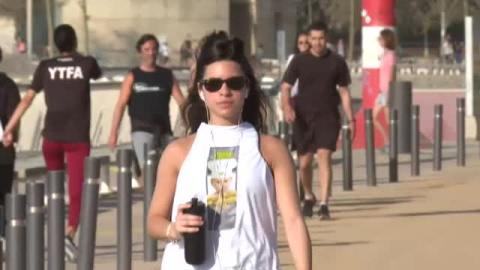 El Ayuntamiento de Barcelona permite nadar en el mar de 6 a 10 de la mañana El Ayuntamiento de Barcelona permite nadar en el mar de 6 a 10 de la mañana