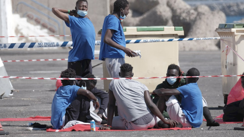Migrantes llegados a Gran Canaria a la espera de ser trasladados después de que los resultados de la PCR diera positivo en alguno de los ocupantes. EFE/ Ángel Medina G. Migrantes llegados a Gran Canaria a la espera de ser trasladados después de que los resultados de la PCR diera positivo en alguno de los ocupantes. EFE/ Ángel Medina G.