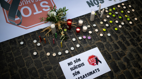 Varias velas y carteles durante una movilización por el suicidio de dos hermanas horas antes de ser desahuciadas, en la plaça de Sant Jaume en Barcelona, Catalunya (España).- Lorena Sopêna / Europa Press Varias velas y carteles durante una movilización por el suicidio de dos hermanas horas antes de ser desahuciadas, en la plaça de Sant Jaume en Barcelona, Catalunya (España).- Lorena Sopêna / Europa Press