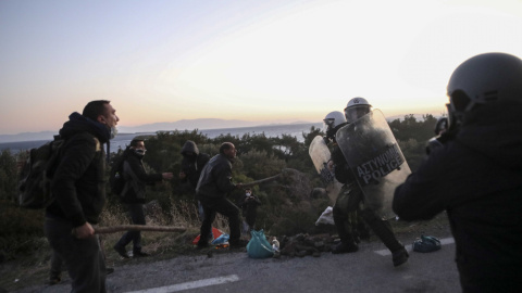 residentes de la isla griega de Lesbos se enfrentan con palos a la policía antidisturbios en el área donde el gobierno planea construir un nuevo centro de detención de migrantes, en la localidad de Karava.- REUTERS / Elias Marcou residentes de la isla griega de Lesbos se enfrentan con palos a la policía antidisturbios en el área donde el gobierno planea construir un nuevo centro de detención de migrantes, en la localidad de Karava.- REUTERS / Elias Marcou