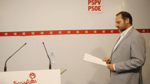 El portavoz del PSOE en el Congreso de los Diputados, Jose Luis Ábalos, durante una rueda de prensa en Valencia el pasado 9 de junio de 2017. | KAI FORSTERLING (EFE) El portavoz del PSOE en el Congreso de los Diputados, Jose Luis Ábalos, durante una rueda de prensa en Valencia el pasado 9 de junio de 2017. | KAI FORSTERLING (EFE)