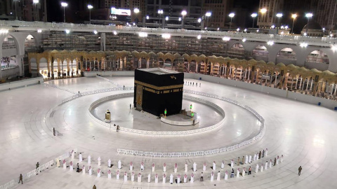 Un pequeño grupo de fieles reza ante la Kaaba en la Gran Mezquita de La Meca mientras practica el distanciamiento social. REUTERS Un pequeño grupo de fieles reza ante la Kaaba en la Gran Mezquita de La Meca mientras practica el distanciamiento social. REUTERS