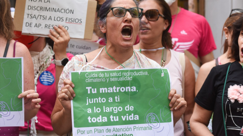 Una mujer sujeta una pancarta en la que se lee: 'Tu matrona, junto a ti a lo largo de toda tu vida' durante una manifestación contra el “abandono” de la sanidad en Madrid.- Gustavo Valiente / Europa Press Una mujer sujeta una pancarta en la que se lee: 'Tu matrona, junto a ti a lo largo de toda tu vida' durante una manifestación contra el “abandono” de la sanidad en Madrid.- Gustavo Valiente / Europa Press